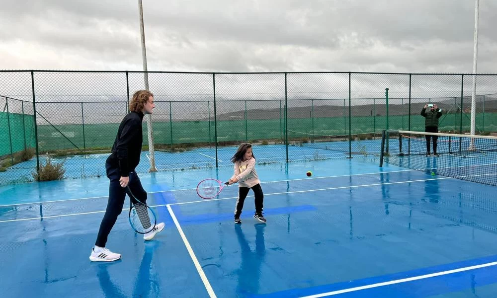 O Στέφανος Τσιτσιπάς έπαιξε ποδόσφαιρο και τένις στο Αρκαλοχώρι!